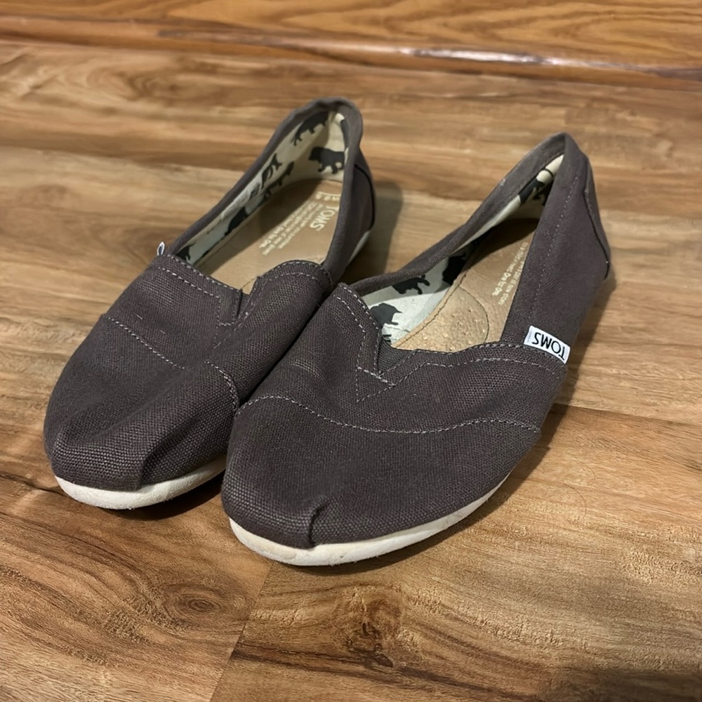 Tom’s Women’s Brown slip on clogs. 8.5W